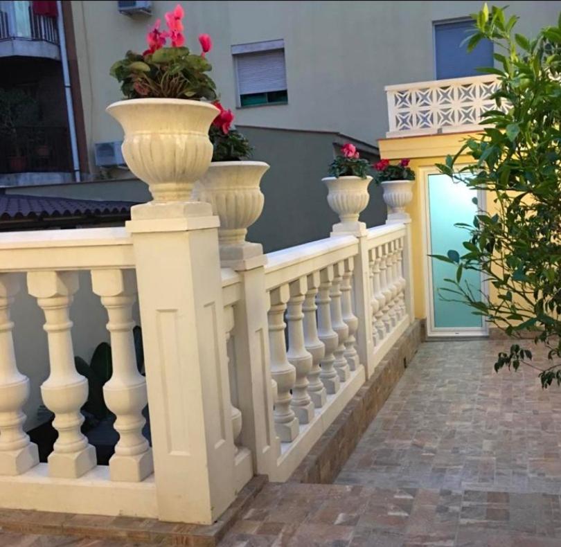 Casa Flores Del Mediterraneo Badalona Exterior foto